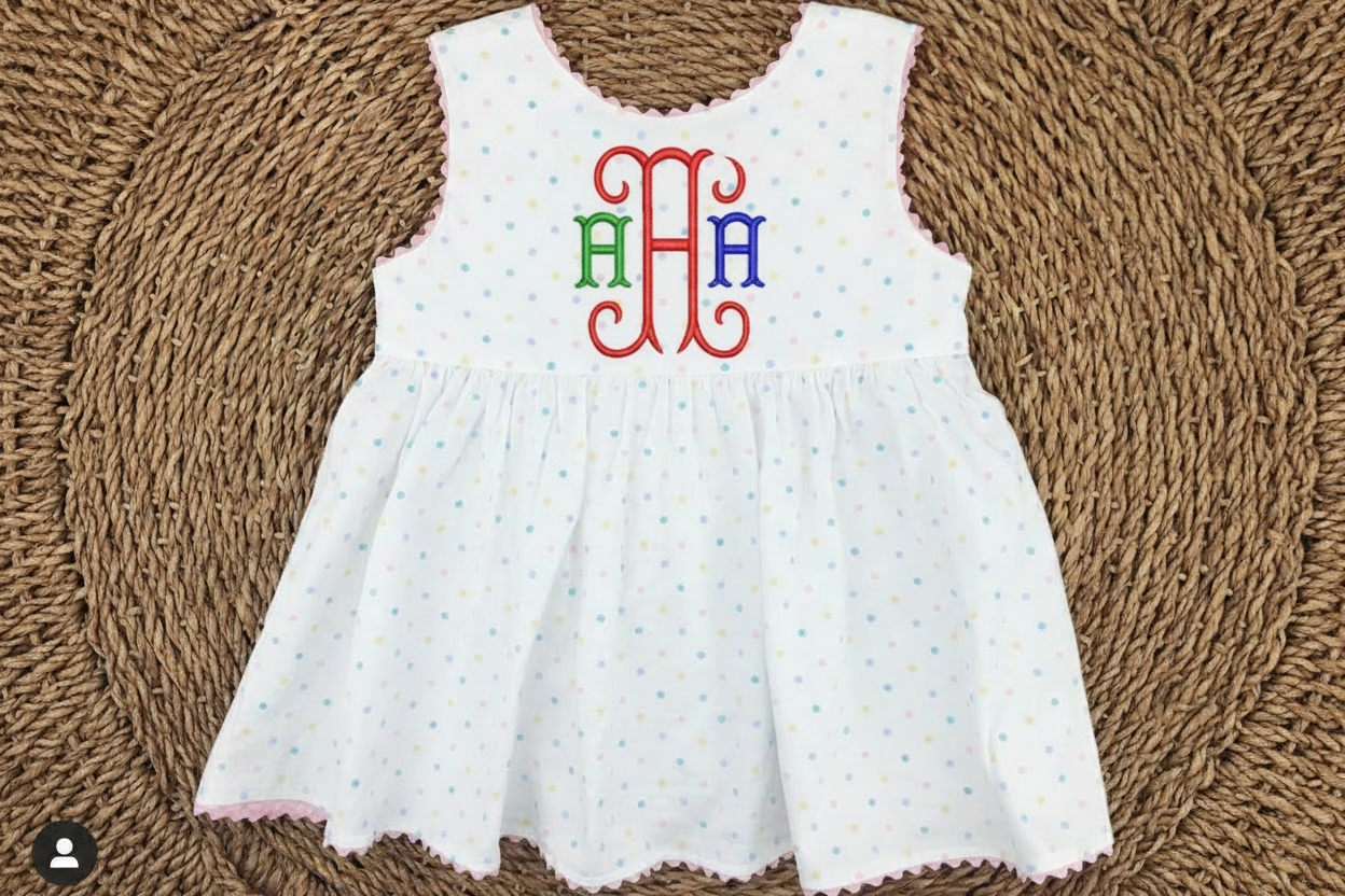 Monogram AHA tren ao dam em be